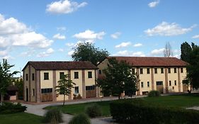 Agriturismo con piscina immerso nella natura La Bisa
